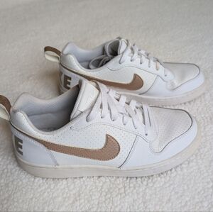 GUC Nike Court Borough low EP GS white gold sneakers